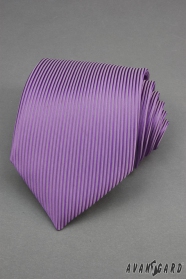 Fialová kravata so zvislými prúžkami