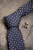Tmavomodrá kravata s kotvami - šírka 7,5 cm