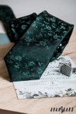 Zelená kravata s kvetinovým reliéfom