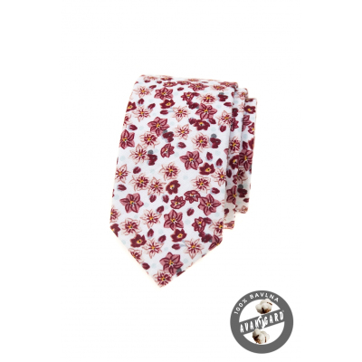 Biela kravata so vzorom červených kvetov