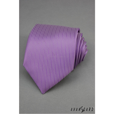 Fialová kravata so zvislými prúžkami