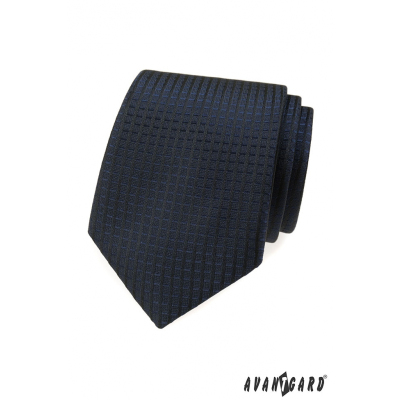 Modrá kravata s kockovaným vzorom
