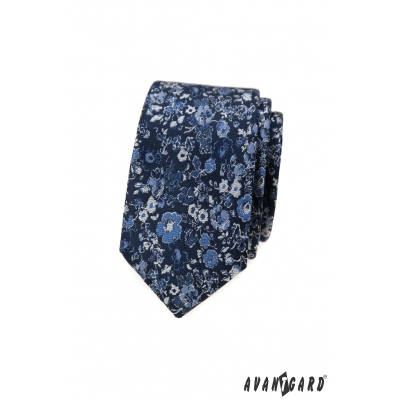 Tmavo modrá úzka kravata s kvetinovým vzorom