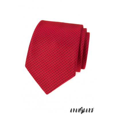 Červená kravata s čiarkovaným vzorom