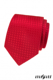 Červená kravata s obdĺžnikovým motívom