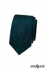 Modrá kravata so zelenými ornamentmi