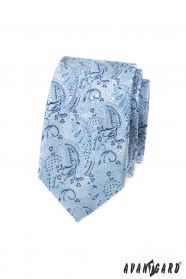 Svetlo modrá slim kravata s tmavým vzorom