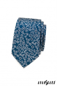 Modrá kravata s kvetinovým vzorom