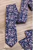 Tmavo modrá slim kravata s ružovými kvetmi - šírka 5 cm
