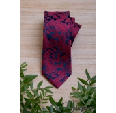 Tmavo modrá kravata s červeným paisley vzorom